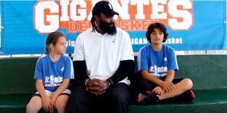 Ronny Turiaf y dos niños ponen fin a la primera semana del Jr NBA Gigantes Camp