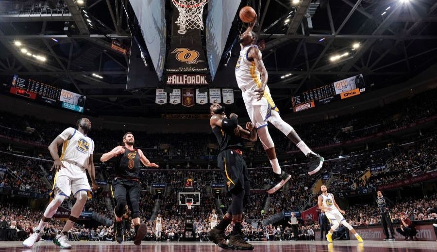 Los Warriors asaltan Cleveland: póster de Durant a un LeBron optimista