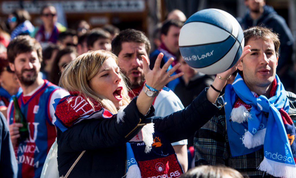 Éxito en la madrileña Plaza Santa Ana del encuentro de aficiones Basket Lover