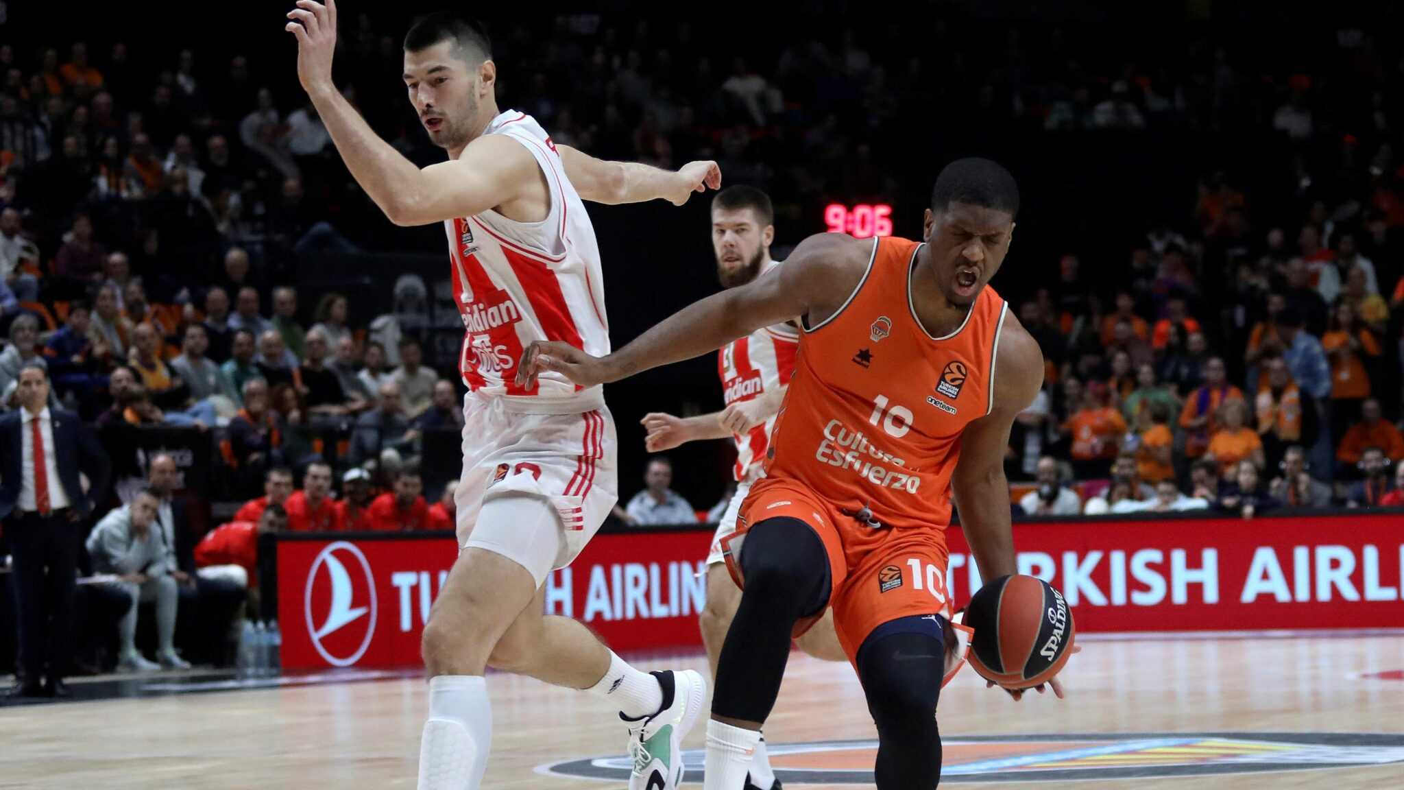 El Valencia Basket gana al Estrella Roja y corta su racha de cinco derrotas consecutivas en Euroliga