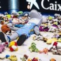 Más de 2.000 juguetes en la lluvia de peluches solidaria de Movistar Estudiantes junto con CaixaBank