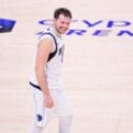 Los Dallas Mavericks empatan la serie con Luka en modo Playoffs