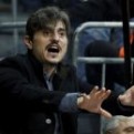 Dimitris Giannakopoulos protesta por la presencia de aficionados del Maccabi en las gradas de la sala Pionir