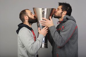 Besos a la Copa de Europa: los jugadores del Olympiacos la aman