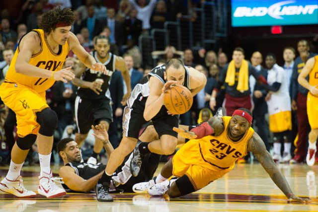 LeBron James sigue gafado ante los Spurs: pierde la bola decisiva y los Cavaliers caen