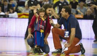 Gran gesto. El pequeño Nacho, con una enfermedad rara, uno más en el Barça (Vídeo)