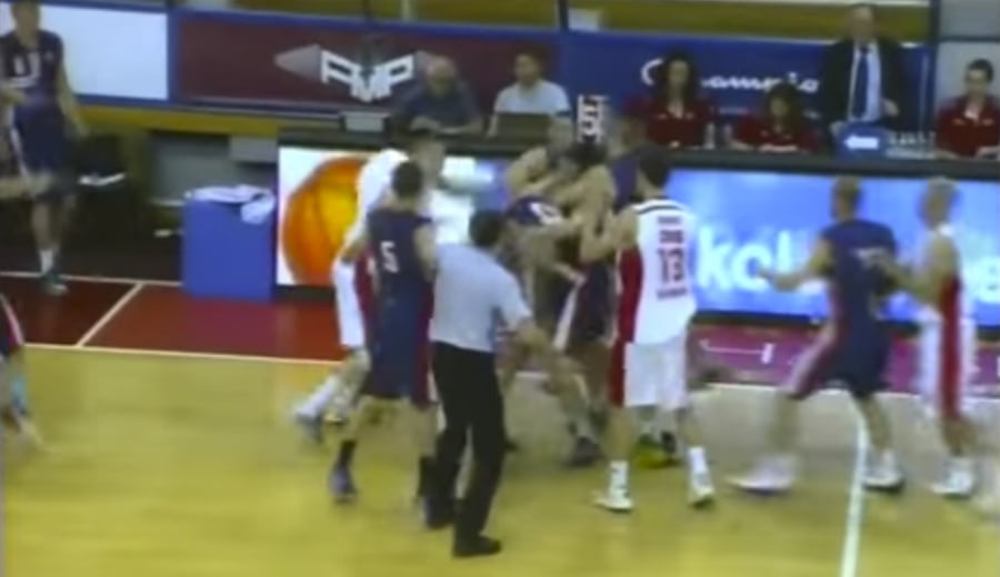 Vergonzoso. Brutal pelea-melé en el FMP-Vojvodina de la Liga Serbia (Vídeo)