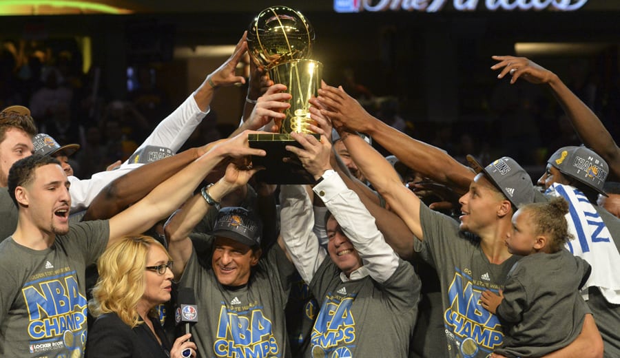 El día llegó. Los Warriors levantan el anillo cuatro décadas después con Iguodala como MVP (Vídeo)