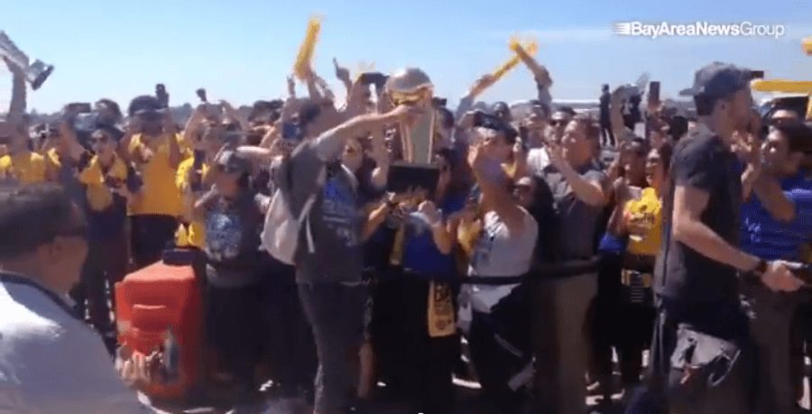 El trofeo ya está en Oakland. Mañana el fiestón que llevan 40 años esperando (Vídeo)