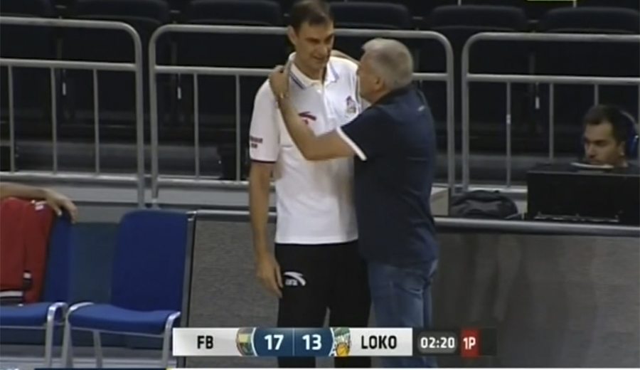 Obradovic, crack. Tranquiliza al entrenador rival tras recibir una técnica en pleno partido (Vídeo)