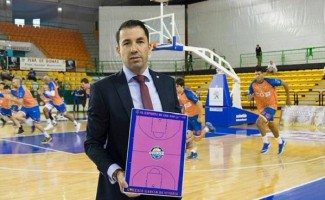 García de Vitoria, solidario. El entrenador del Ourense subasta su pizarra rosa contra el cáncer