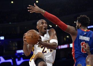 Kobe, un domingo feliz en el Staples. Su esfuerzo para batir a los Pistons (Vídeo)