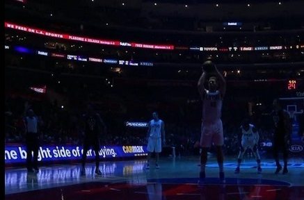 Un apagón en pleno partido NBA: Mira cómo reaccionan Blake Griffin y los Bucks