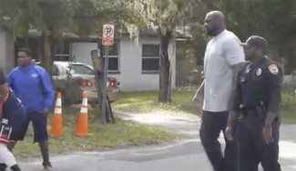 Increíble: un policía recibe una alerta y acaba jugando al baloncesto con Shaq (Vídeos)