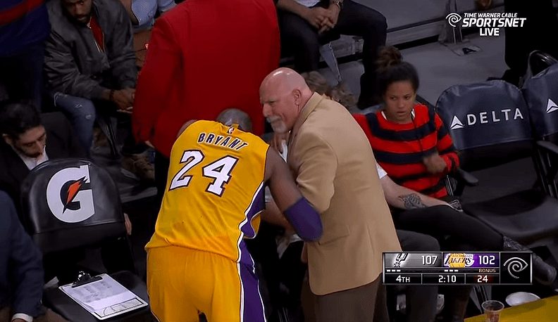 ¿Un dedo dislocado? Nada frena a Kobe en su último duelo frente a Tim Duncan (Vídeo)