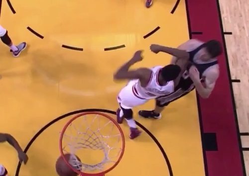 Los Spurs desesperan a Miami: Whiteside lo paga con Marjanovic… ¡vaya codazo! (Vídeo)
