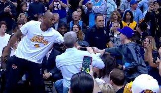 El Kobe más solidario: lastimado en el hombro, regala unas zapas en pleno partido (Vídeo)