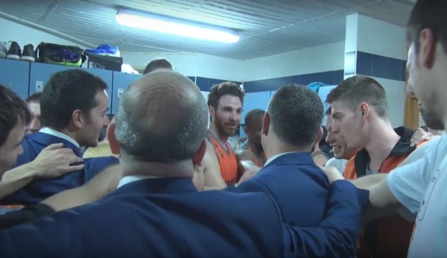 «¡Ha ganado el CAI!». Así vive el vestuario del Fuenla su agónico pase a playoffs (Vídeo)