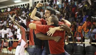 Ricard Casas y Tariq Kirksay, campeones de Angola. El técnico: «La clave, estar unidos»