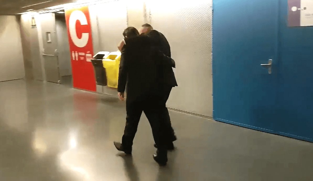 Bonito gesto final: Pablo Laso y Xavi Pascual, abrazados antes de charlar en privado (Vídeo)