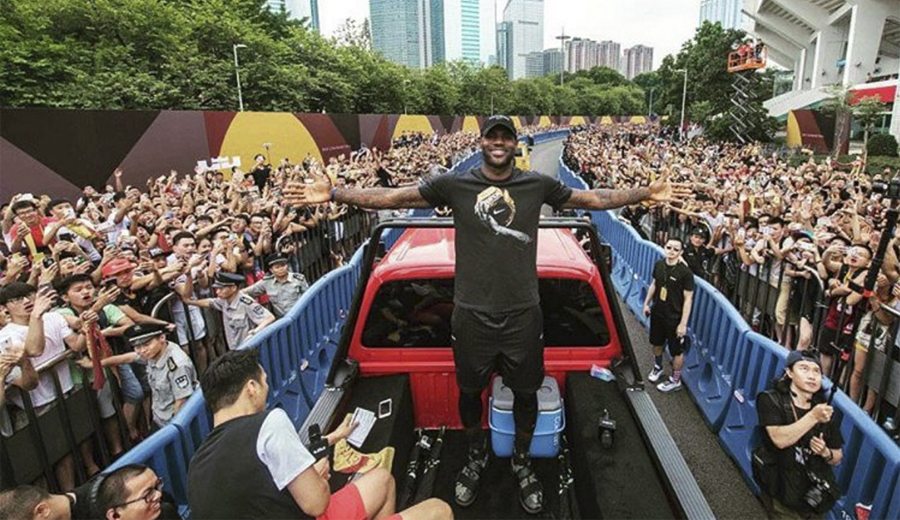 LeBron arrasa en China: hace de entrenador y baila aclamado por 12.000 personas (Vídeos)