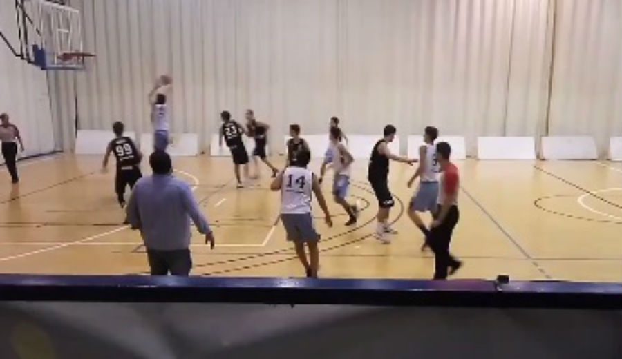 Baloncesto en estado puro: no te pierdas esta acción en el choque junior entre Distrito y Estudiantes (Vídeo)