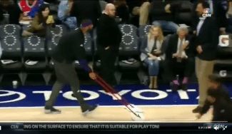 Suspenden el Sixers-Kings por humedad en el parquet… ¡y Cousins pasa la mopa! (Vídeo)