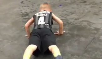 ¡A hacer flexiones! El hijo de Scott Bamforth, penalizado tras la victoria del Bilbao Basket (Vídeo)