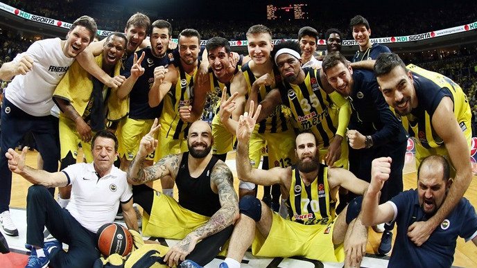 Obradovic, a su decimosexta Final Four: así lo celebra el Fenerbahçe con su afición (Vídeo)