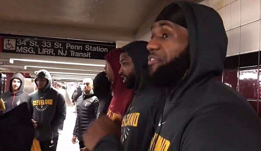«Es mi segunda vez». LeBron y los Cavs van a entrenar en Nueva York… ¡en metro! (Vídeo)