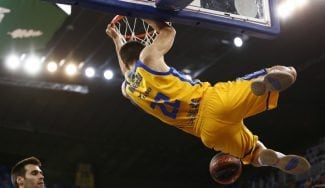 El Herbalife Gran Canaria arrasa al Valencia Basket y alarga la serie