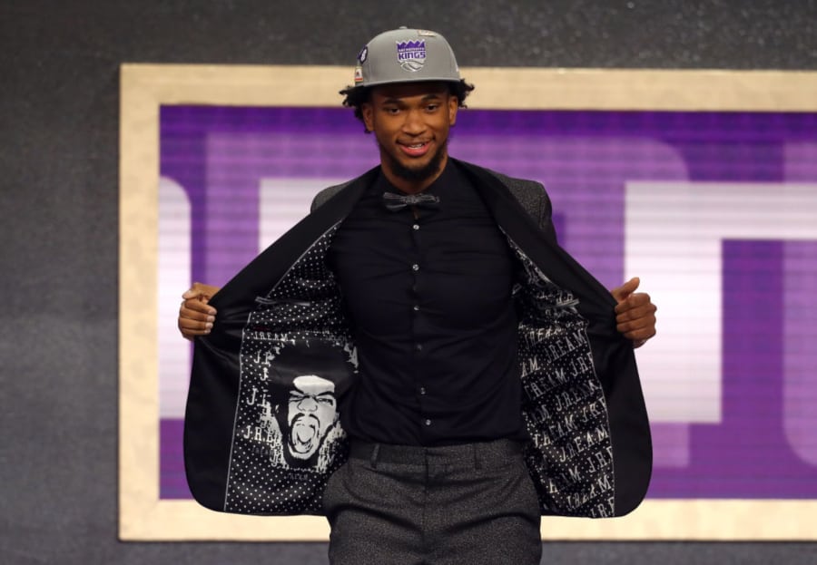 Observa los trajes más llamativos de la noche del Draft de la NBA