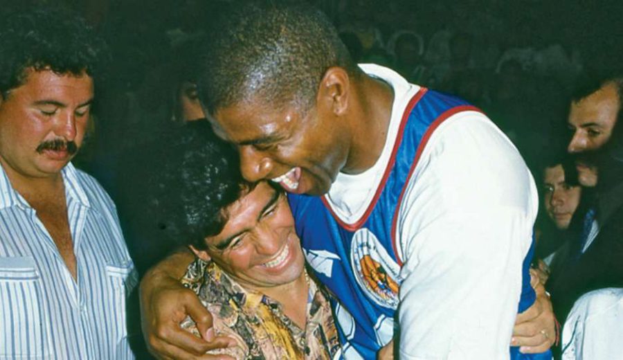 La reunión de dos genios en 1994: Magic Johnson y Maradona juntos en la cancha (Vídeo)