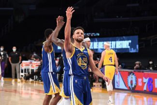 Los Warriors remontan 19 puntos ante Lakers y ganan con este triplazo de Curry (Vídeo)