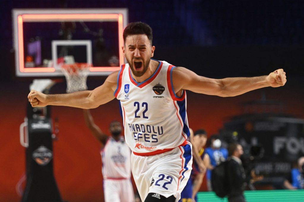 Vasilije Micic aparca la NBA un verano más para seguir en el Anadolu Efes