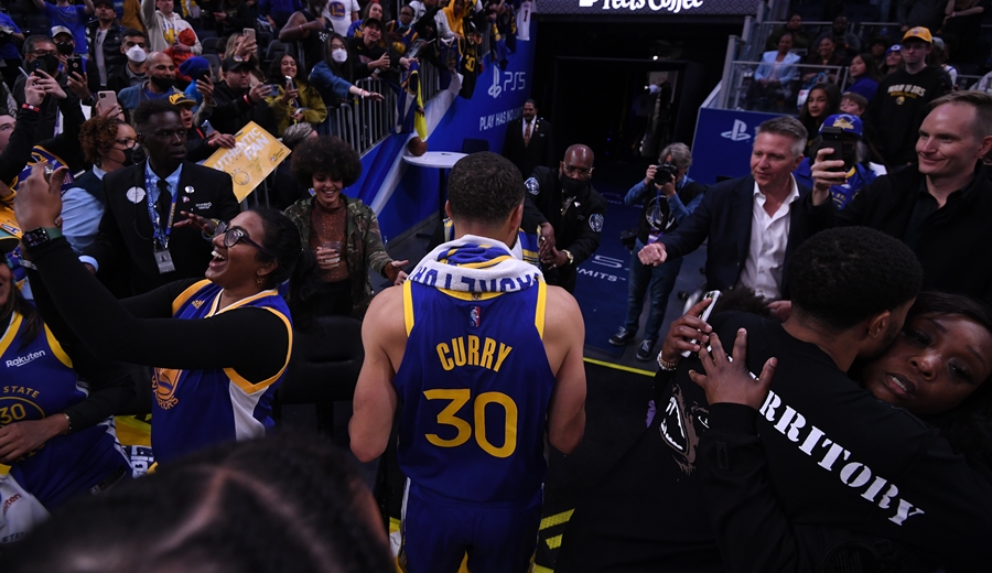 Saltan las alarmas en Golden State: Curry lesionado y podría no regresar hasta los playoffs