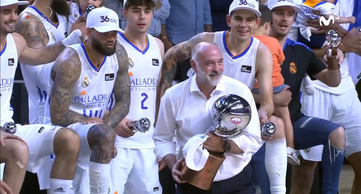 El bonito gesto de Llull con Pablo Laso, que levantó el trofeo de campeón del Real Madrid (vídeo)