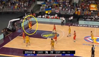 El tapón ganador de Sebas Saiz frente a Ucrania cerrando la primera fase de las ventanas FIBA