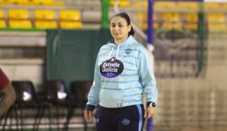 Iria Uxía hace historia con el Club Ourense Baloncesto: primera mujer que dirige un partido de LEB Oro