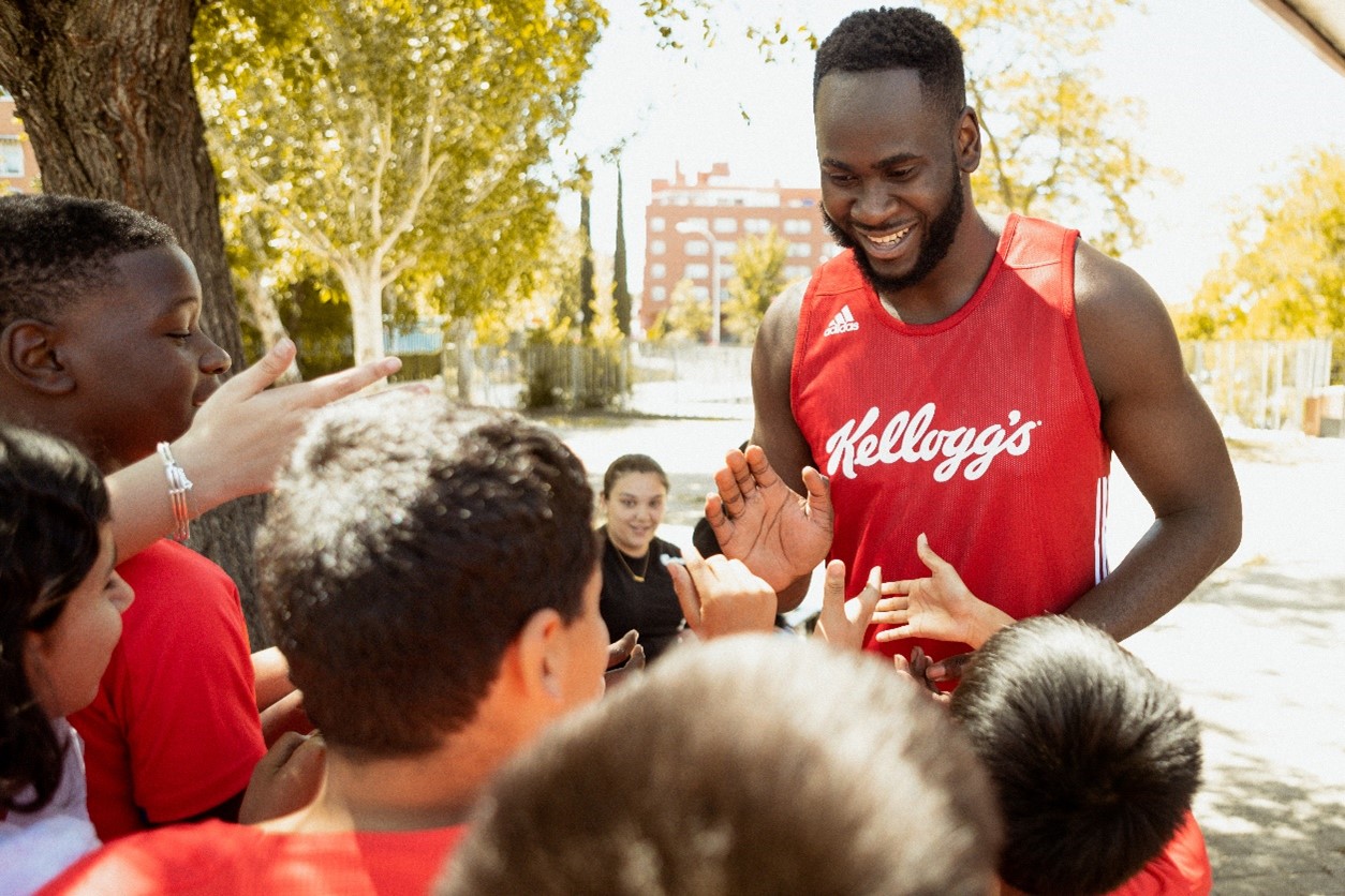 Usman Garuba visita un colegio en Madrid y habla de su aprendizaje en la NBA