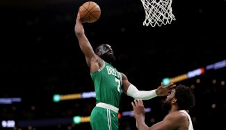 Los Boston Celtics pasan por encima de los Sixers para igualar la serie