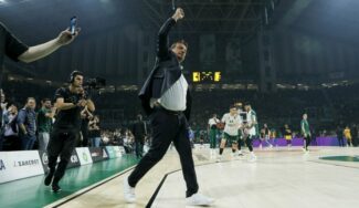 Ergin Ataman avisa al Maccabi tras evitar la eliminación en Euroliga: «El OAKA arderá en el próximo partido»